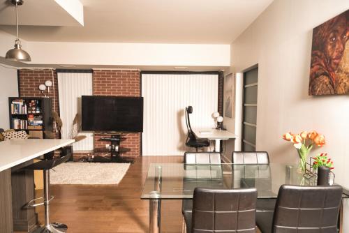 Facilities, Minimum one month - Room with Ensuite Bathroom in fairly new 2 rooms, 2 bathrooms condo in Alta Vista