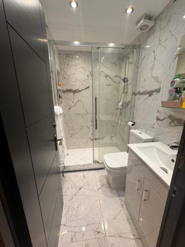 Modern House Apartment Stratford E15 London - Sleeps 2 - 9, Fast Links to Central London, Near O2, Greenwich & Olympic Park, Child-Friendly Garden, Free Parking, Free WiFi, Londyn (zdjęcie 5)