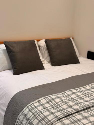 Modern House Apartment Stratford E15 London - Sleeps 2 - 9, Fast Links to Central London, Near O2, Greenwich & Olympic Park, Child-Friendly Garden, Free Parking, Free WiFi, Londyn (zdjęcie 6)