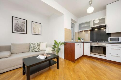 Stylowy Apartament dla 6 Osób z Parkingiem by Noclegi Renters, Warschau