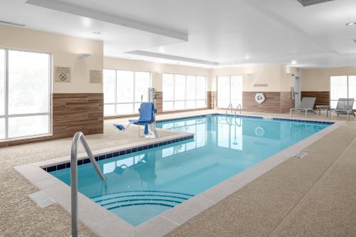 Úszómedence, TownePlace Suites by Marriott Cincinnati Fairfield in Fairfield (Ohio)