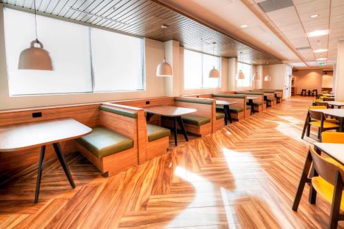 Food and beverages, Fairfield by Marriott Inn & Suites Ottawa Airport near Ottawa Macdonald-Cartier International Airport