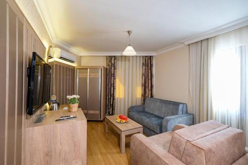 Kandelor Hotel - image 2