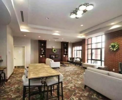 Shared lounge/TV area, Minimum one month - Room with Ensuite Bathroom in fairly new 2 rooms, 2 bathrooms condo in Alta Vista