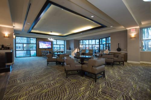 Bakersfield Marriott at the Convention Center - image 10