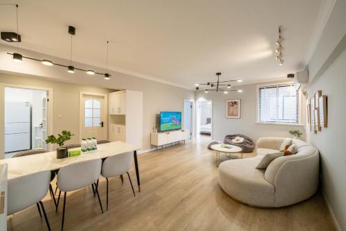 Three-Bedroom Deluxe Apartment room in Book and Bed-People's Square