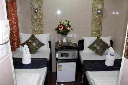 room detail thumbnail 2