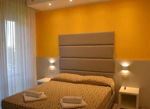 1 queen bed, 1 twin bed