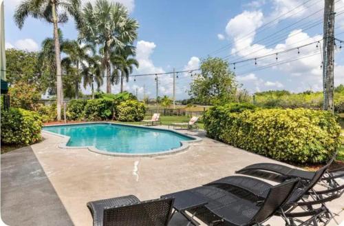 Swimming pool, Gardens Get Away in Pembroke Pines