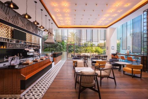 Étterem, Renaissance Ahmedabad Hotel in Sola