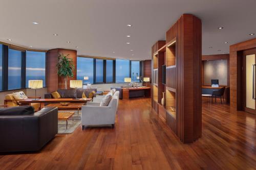 Club Room with Club Lounge Access and Sea View image 5