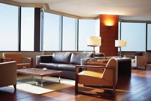 Club Room with Club Lounge Access and Sea View image 7
