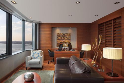 Club Room with Club Lounge Access and Sea View image 6