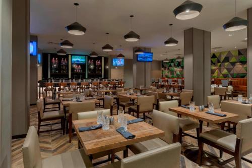 Bar/lounge, Atlanta Marriott Northeast/Emory Area in Pine Hills Neigbhorhood