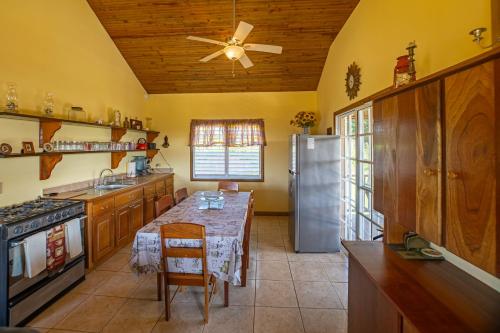 Cool Breeze Cabin in Mount Hope