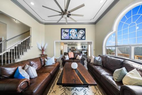 Adelines Lake View Elegant Home in Gated Community Sleeps 15 in Russellville, USA