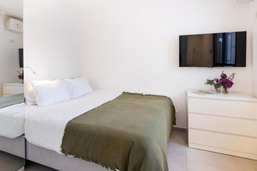 Tel-Aviv Rooftop Jacuzzi Penthouse by Sea N Rent Tel-Aviv Rooftop Jacuzzi Penthouse by Sea N Rent