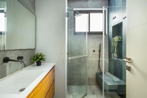 Tel-Aviv Rooftop Jacuzzi Penthouse by Sea N Rent Tel-Aviv Rooftop Jacuzzi Penthouse by Sea N Rent