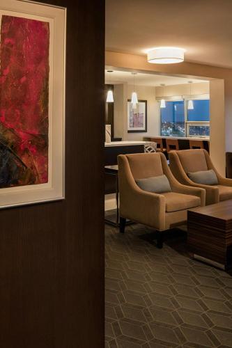 Deluxe King Room - Club Access image 5