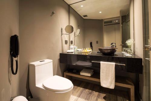 Standard King Room image 4