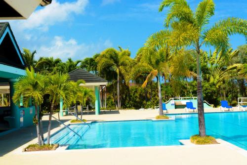 Kert, Exclusive Luxury Villa Poolside Bliss & Private Gym Perfect for 7 in Plantation Village