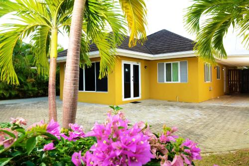 A szálláshely kívülről, Exclusive Luxury Villa Poolside Bliss & Private Gym Perfect for 7 in Plantation Village