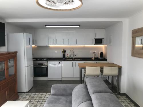 virtuve, Luxe appartement met tuin in Benidolēga
