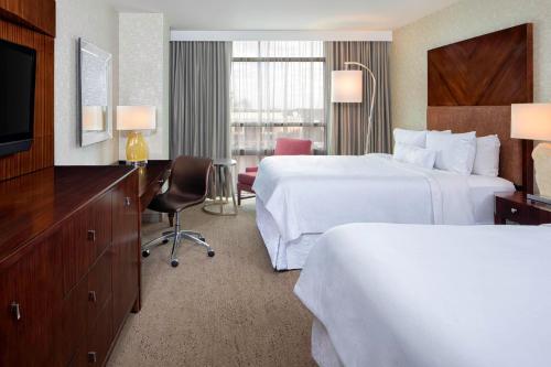 2 queen beds