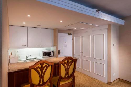 Millennium Court Budapest - Marriott Executive Apartments - image 2