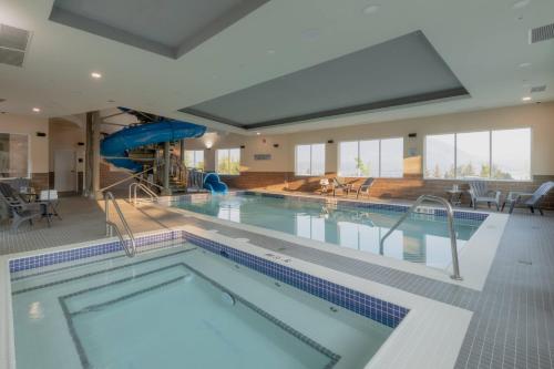 Piscina, Fairfield by Marriott Inn & Suites Salmon Arm in Salmon Arm (BC)