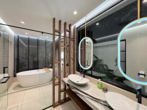 Shower, Villa Paapa & Maama Luxurious Private Pool in Stulang Bahru