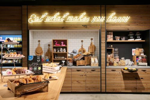 Moxy Amsterdam Schiphol Airport - image 14