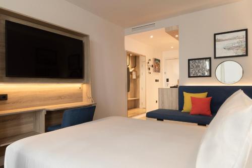 Queen Room with Sofa Bed image 2