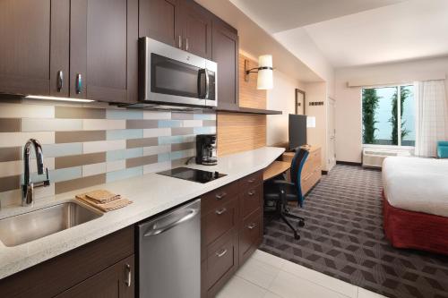 Kitchen, TownePlace Suites by Marriott San Diego Downtown near San Diego Zoo