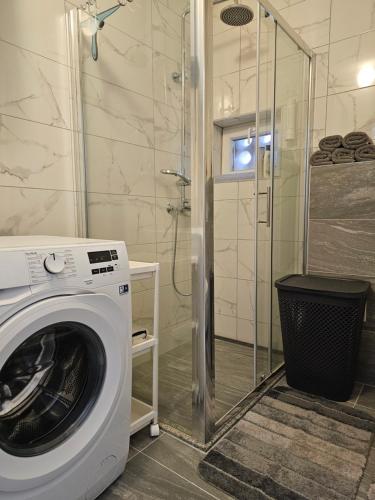 ฝักบัว, Apartman LARA in เมตโควิก