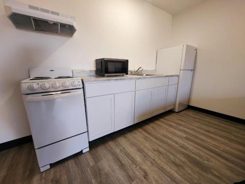 Ambassy Motel - image 13
