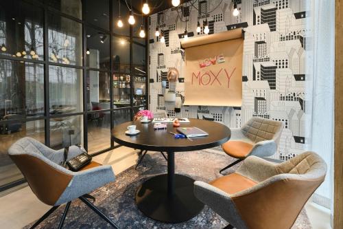 Moxy Dresden Neustadt - image 7