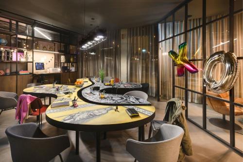 Moxy Dresden Neustadt - image 2