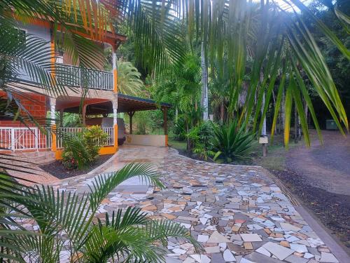 Maison charmante a Pointe Noire, vue montagne, jardin prive in Pointe-Noire