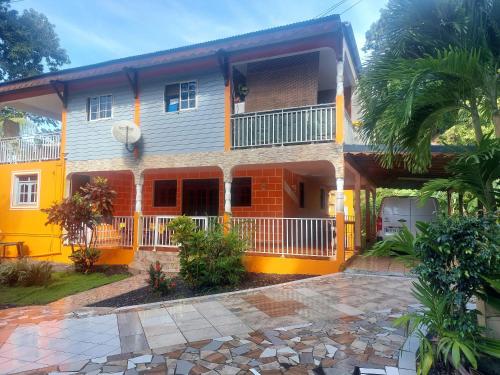 Maison charmante a Pointe Noire, vue montagne, jardin prive in Pointe-Noire