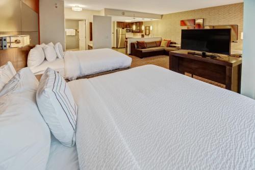 Queen Studio with Sofa Bed - Hearing Accessible