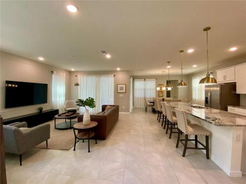 Exquisite Luxury Home with Pool Retreat - Solara - 8949 thumb 2