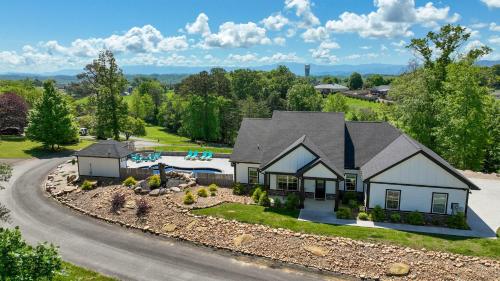 H2Oasis Incredible Pool Retreat With Mountains Views! in Sevierville, USA