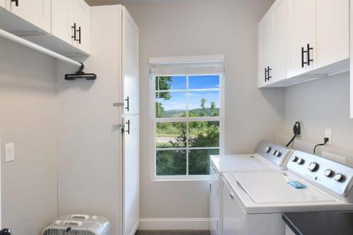 H2Oasis Incredible Pool Retreat With Mountains Views!