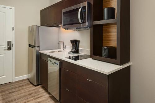 Queen Studio with Adapted Tub - Mobility Accessible