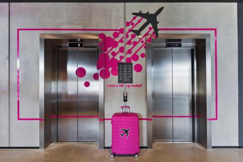 Moxy Frankfurt Airport Kelsterbach - image 13
