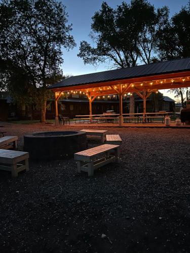 المرافق, Moore's Old Pine Inn in Monroe