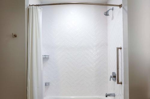 TownePlace Suites By Marriott Milwaukee West Bend - image 14