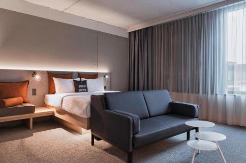 Moxy Frankfurt City Center - image 2