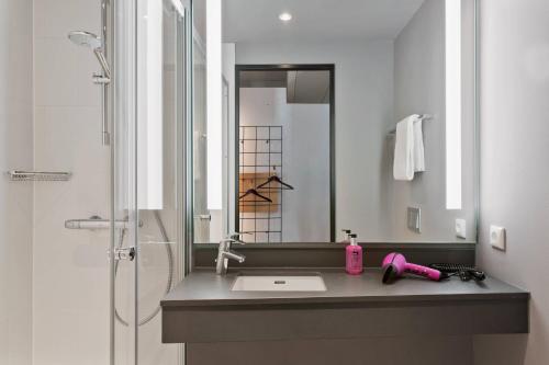 Moxy Frankfurt City Center - image 8